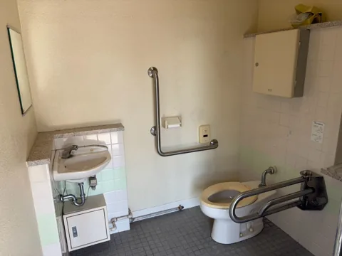 豊田本郷公園：手すり付き洋式トイレの内部