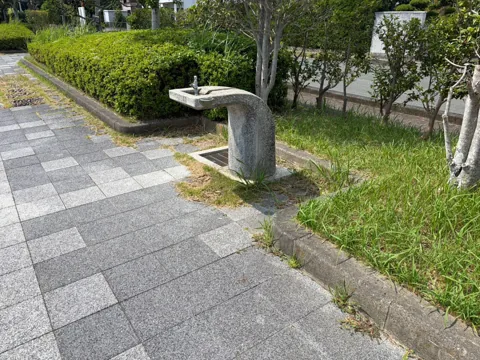 豊田本郷公園：園路沿いの水飲み場