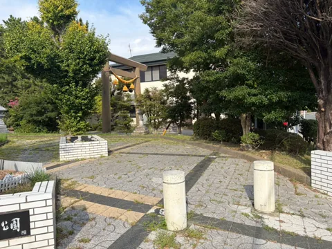 豊田森下公園：車止めのある入口と園内の緑