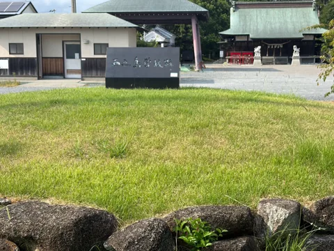 豊田森下公園：芝生越しに見る隣接する神社の境内