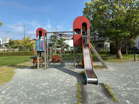 豊田森下水神公園：滑り台やネット遊具が一体となった複合遊具