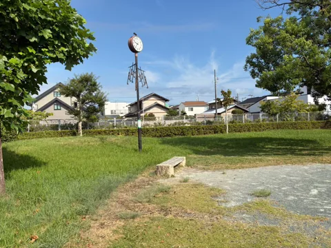 豊田森下水神公園：時計塔とベンチのある芝生広場