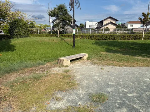 豊田森下水神公園：芝生広場とベンチ