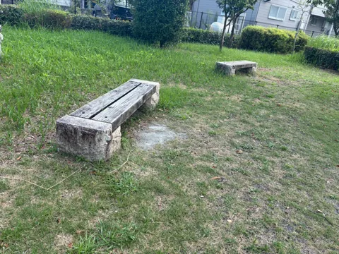 豊田森下水神公園：木陰近くに設けられた木製ベンチ