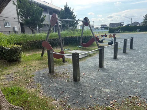 豊田森下水神公園：広場に設けられたブランコ
