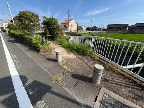 豊田森下ポケットパーク：道路側から見た車止め付き入口