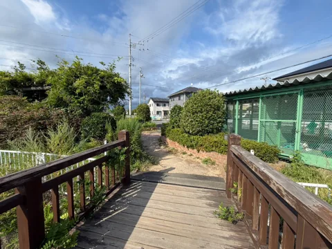 豊田森下ポケットパーク：水路に架かる橋から続く園路