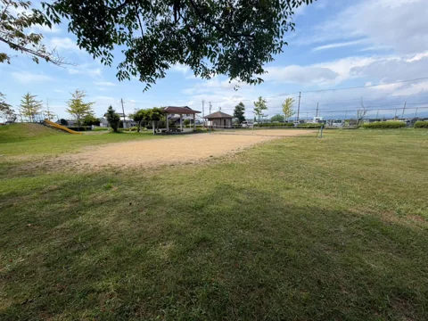 豊田森本農村公園：木陰から見渡す豊田森本農村公園の全景