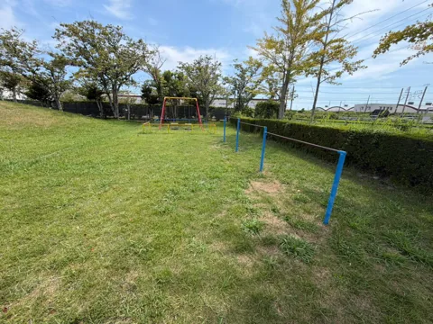 豊田森本農村公園：鉄棒とブランコが並ぶ芝生広場
