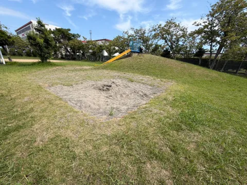 豊田森本農村公園：砂場と築山の滑り台がある遊び場