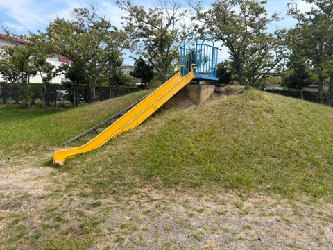 豊田森本農村公園：築山に設けられた滑り台