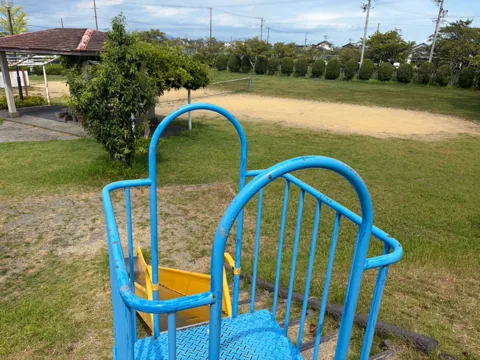 豊田森本農村公園：滑り台上部の安全柵