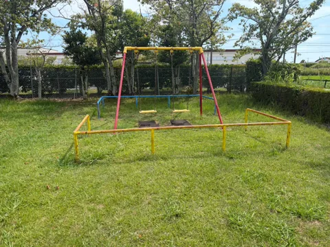 豊田森本農村公園：柵で囲まれた2連ブランコ