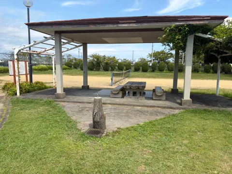 豊田森本農村公園：屋根付き休憩所と水飲み場
