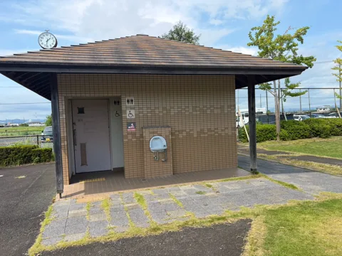 豊田森本農村公園：公衆トイレ棟の外観