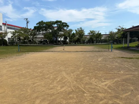 豊田森本農村公園：ネットが張られた土の運動広場