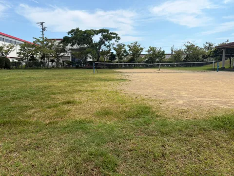 豊田森本農村公園：芝生と土が広がる運動スペース