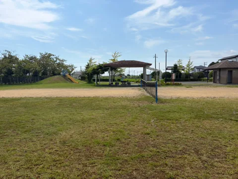 豊田森本農村公園：広場から見た滑り台と休憩所