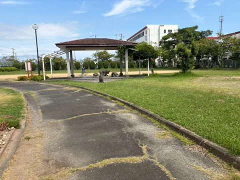 豊田森本農村公園：休憩所へ続く園内通路