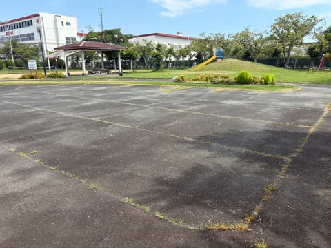 豊田森本農村公園：公園前の舗装された駐車スペース
