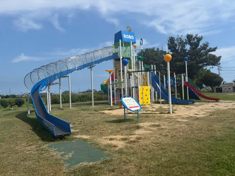 豊田ラブリバー公園：長いローラー滑り台を備えた大型複合遊具