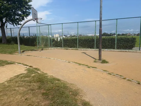 豊田ラブリバー公園：フェンス沿いに設置されたバスケットゴール
