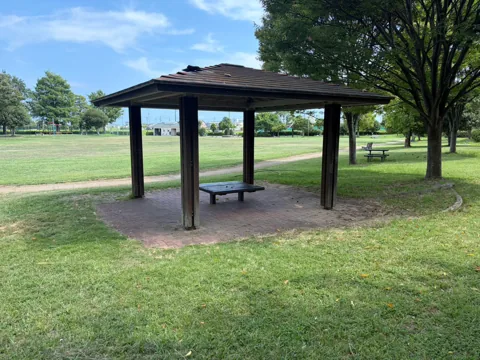 豊田ラブリバー公園：芝生広場のそばにある屋根付き休憩所