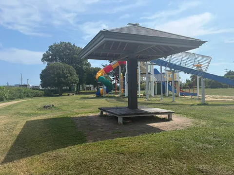 豊田ラブリバー公園：複合遊具のそばにある屋根付きベンチ