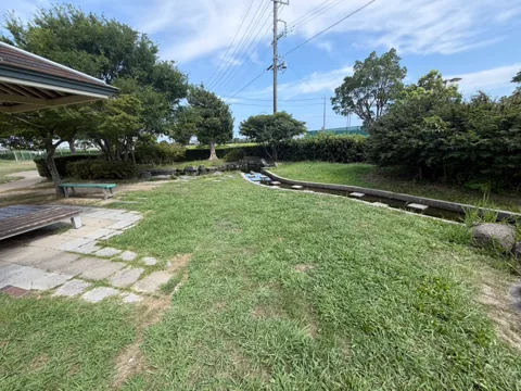 豊田ラブリバー公園：休憩所のそばを流れる細い水路