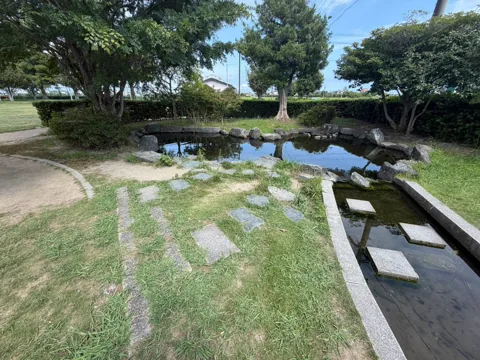 豊田ラブリバー公園：飛び石を配した浅い水辺