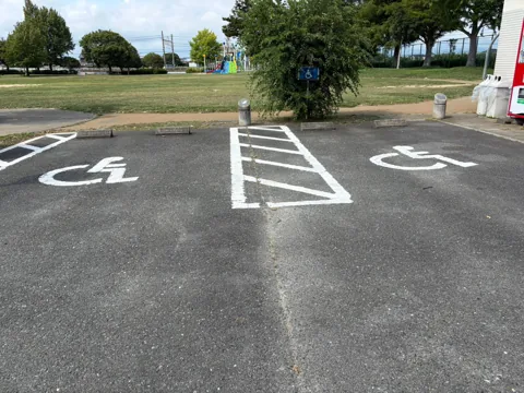 豊田ラブリバー公園：トイレ前に設けられた車いす使用者用駐車区画