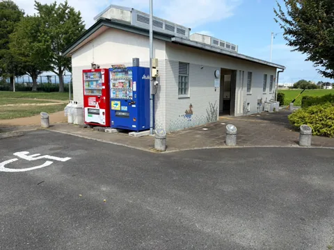 豊田ラブリバー公園：自動販売機を併設した公衆トイレ