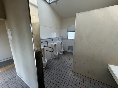 豊田ラブリバー公園：男子トイレ内の小便器