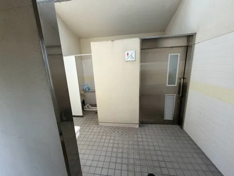 豊田ラブリバー公園：女性用・車いす対応トイレの入口