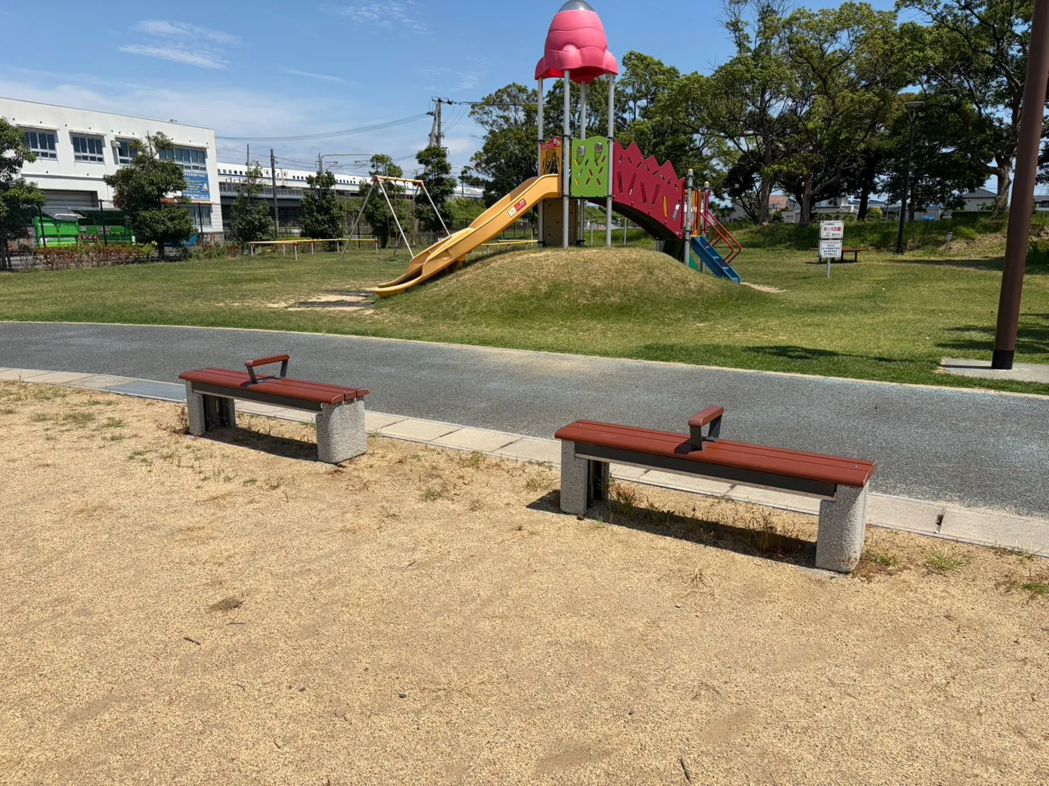 クリーンセンター公園：芝生広場と複合遊具を見渡せる園内風景