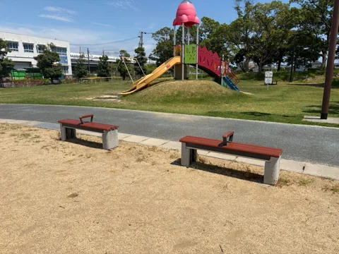 クリーンセンター公園：芝生広場と複合遊具を見渡せる園内風景