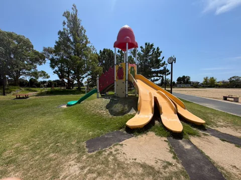 クリーンセンター公園：小高い丘に設けられた複合滑り台