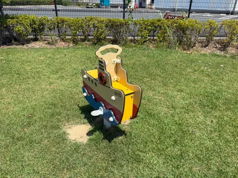 クリーンセンター公園：船をモチーフにした幼児向けスプリング遊具