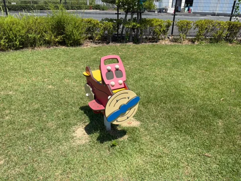 クリーンセンター公園：イルカをモチーフにした幼児向けスプリング遊具