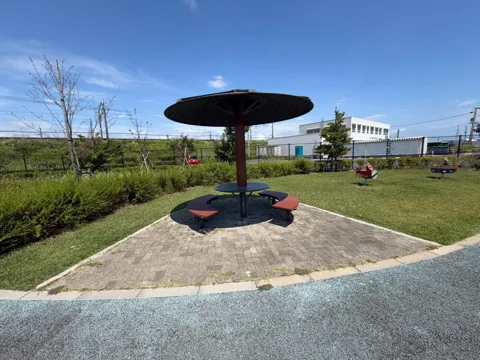 クリーンセンター公園：円形の屋根と腰掛けを備えた休憩スペース