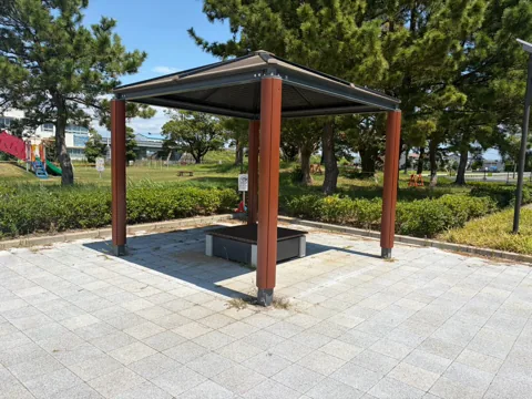 クリーンセンター公園：ベンチ付きの四阿