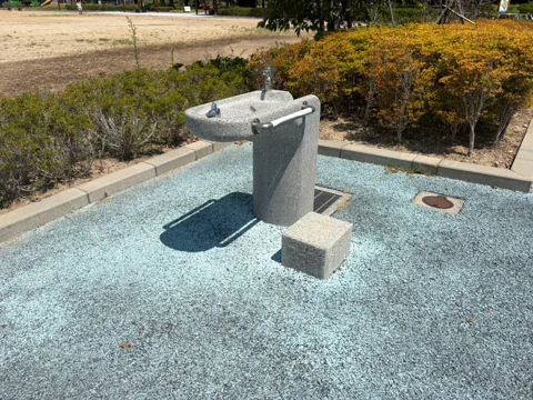 クリーンセンター公園：園路脇に設けられた水飲み場