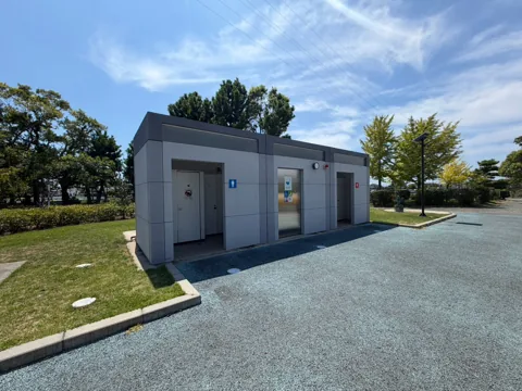 クリーンセンター公園：園内の公衆トイレ外観