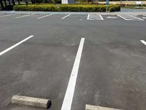 クリーンセンター公園：区画線が整備された公園駐車場