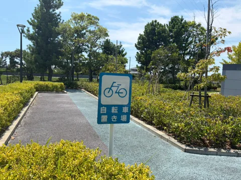 クリーンセンター公園：自転車置き場へ続く園路と案内サイン