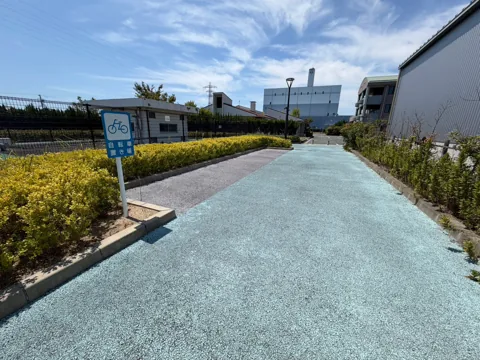 クリーンセンター公園：公園入口側にある自転車置き場へのアプローチ