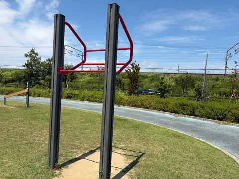 クリーンセンター公園：ぶら下がりやストレッチに使える健康遊具