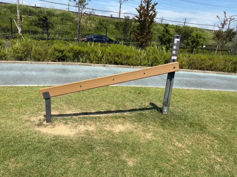 クリーンセンター公園：またぎ越し運動に使える傾斜付きバー