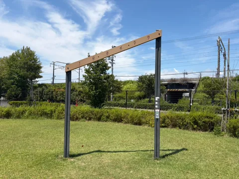 クリーンセンター公園：高さの目盛りが付いたジャンプタッチ遊具