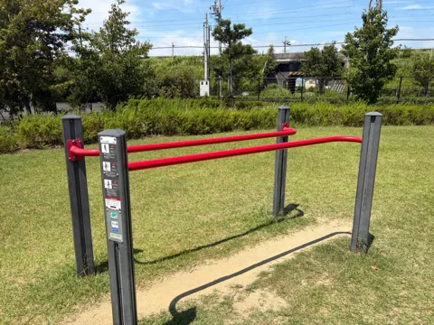 クリーンセンター公園：歩行やストレッチ運動に使える平行棒